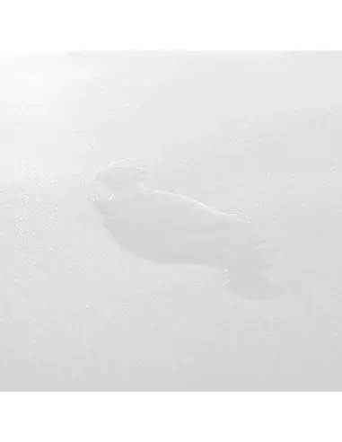 Protetor de colchão impermeável com uma gota de líquido na superfície