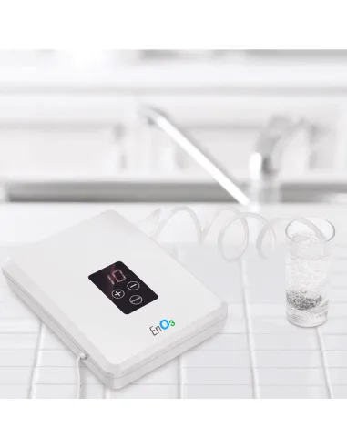 Generador de ozono ENO3 generando ozono para un vaso de agua