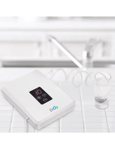 Generador de ozono ENO3 generando ozono para un vaso de agua