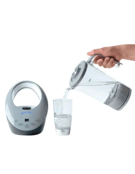 Jarra hidrogenadora Fastome vertiendo agua en un vaso