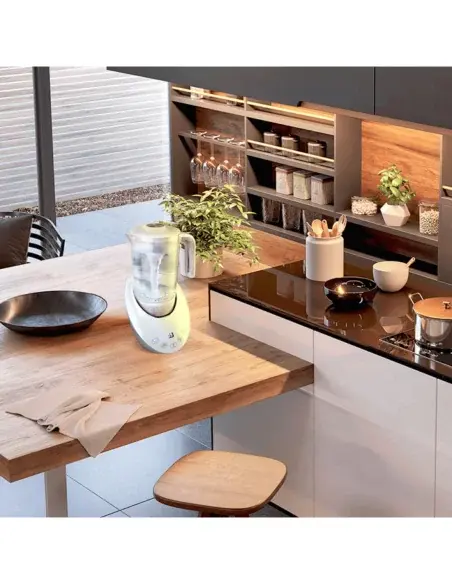 Jarra hidrogenadora Fastome en una cocina moderna sobre encimera de madera