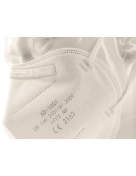 Mascarilla FFP2 NR First Protec ajustada en el rostro con banda elástica