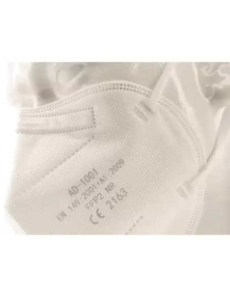 Mascarilla FFP2 NR First Protec ajustada en el rostro con banda elástica