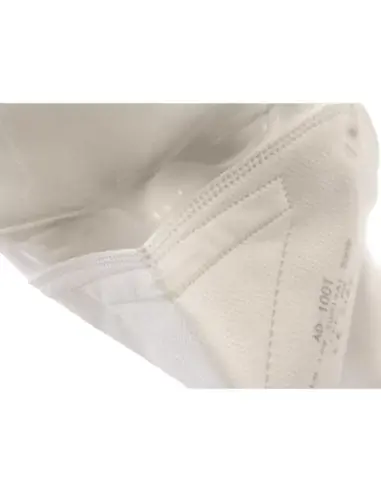 Primer plano del ajuste de mascarilla FFP2 NR First Protec en el rostro