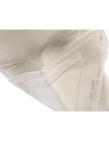 Primer plano del ajuste de mascarilla FFP2 NR First Protec en el rostro