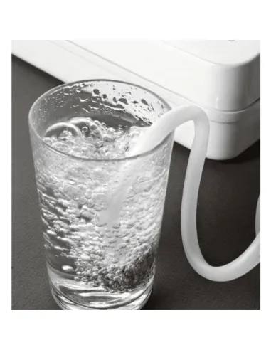 Generador de ozono Vida 10 Mini iO3 en acción ozonizando un vaso de agua