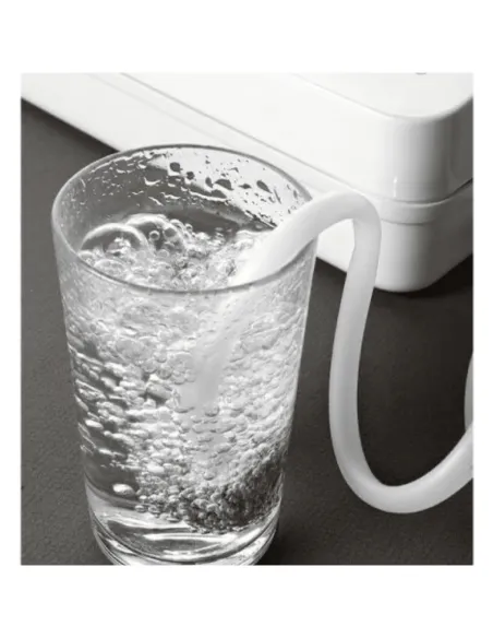 Generador de ozono Vida 10 Mini iO3 en acción ozonizando un vaso de agua