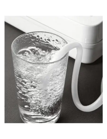 Generador de ozono Vida 10 Mini iO3 en acción ozonizando un vaso de agua