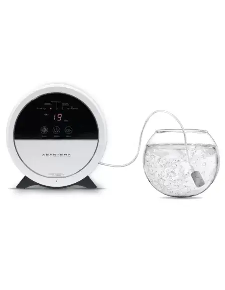 Máquina de Ozono para Desinfectar 800 mg/h ozonizando agua en un recipiente de cristal.