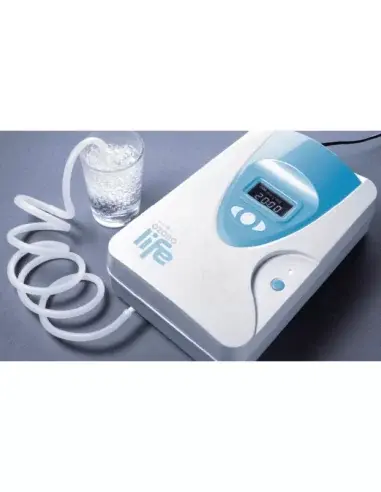 Generador de Ozono Care-Life Vida 10 conectando un tubo para purificar agua en un vaso.