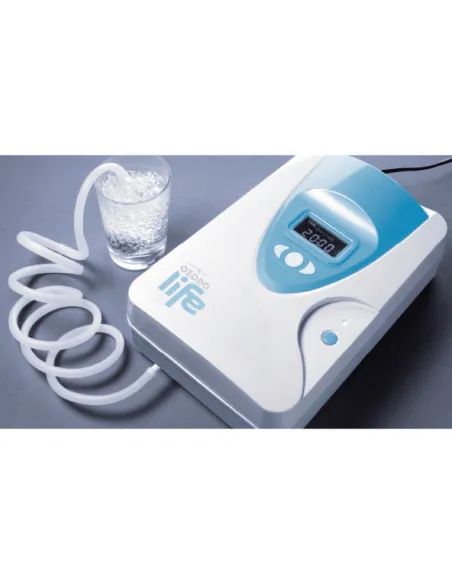 Generador de Ozono Care-Life Vida 10 conectando un tubo para purificar agua en un vaso.