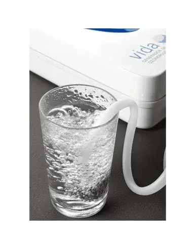 Generador de Ozono Care-Life purificando agua en un vaso mediante un tubo difusor.