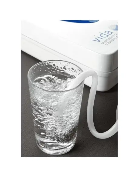 Generador de Ozono Care-Life purificando agua en un vaso mediante un tubo difusor.