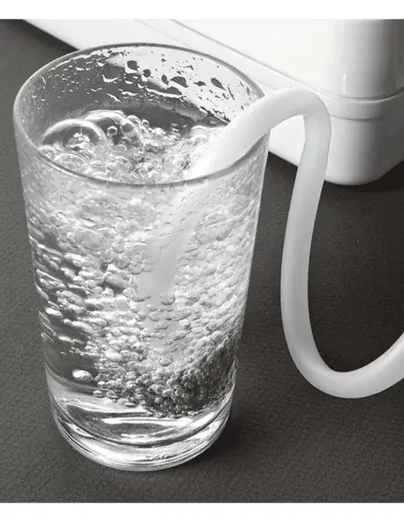 Manguera conectada al Ozonizador Doméstico Manual EnO3 burbujeando en un vaso de agua