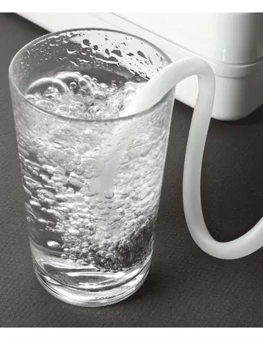 Manguera difusora de ozono con piedra porosa burbujeando en un vaso de agua