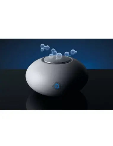 Microgenerador de ozono funcionando en un ambiente oscuro emitiendo ozono