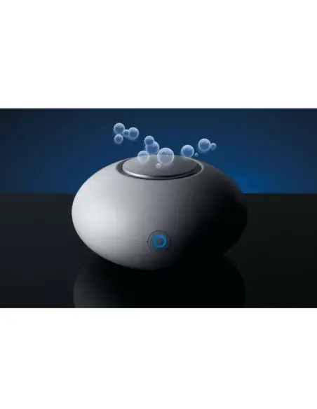 Microgenerador de ozono funcionando en un ambiente oscuro emitiendo ozono