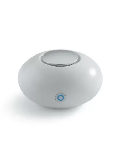 Vista frontal del microgenerador de ozono de bolsillo con botón de encendido