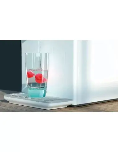 Vaso servido por dispensador de agua sobremesa FASTOME con ultrafiltración, UV y gas