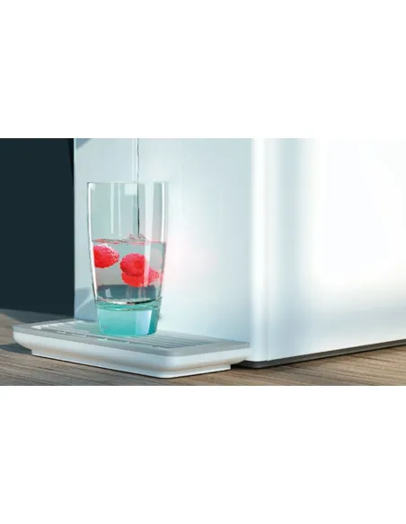 Vaso servido por dispensador de agua sobremesa FASTOME con ultrafiltración, UV y gas