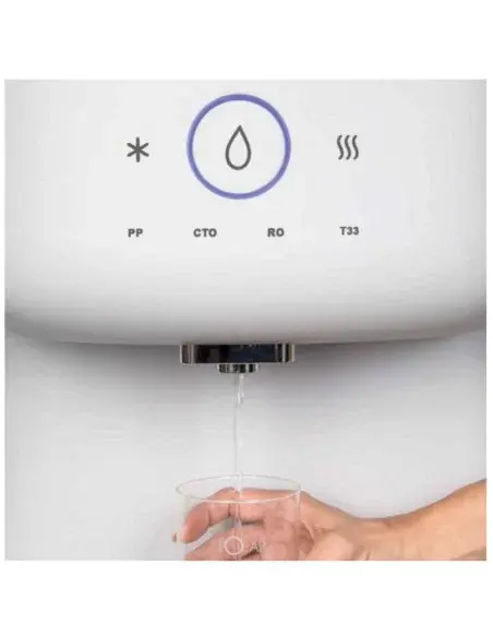 Torneira da fonte de osmose inversa FASTOME Zenith a dispensar água