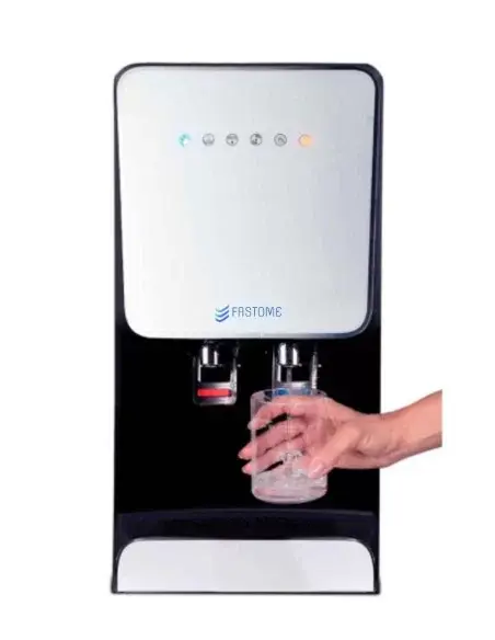 Fuente de sobremesa FASTOME Boreal dispensando agua en vaso, con sistema de osmosis inversa